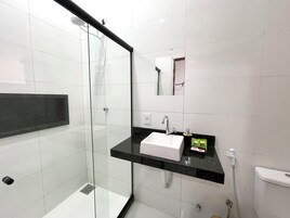 Habitación estándar doble, vistas a la piscina | Baño | Ducha, albornoces, toallas y jabón