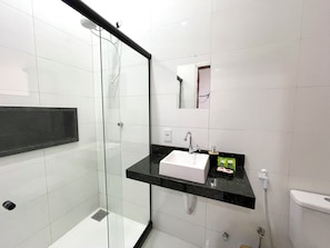 Habitació doble estàndard, vistes a la piscina | Bany | Dutxa, barnussos, tovalloles i sabó