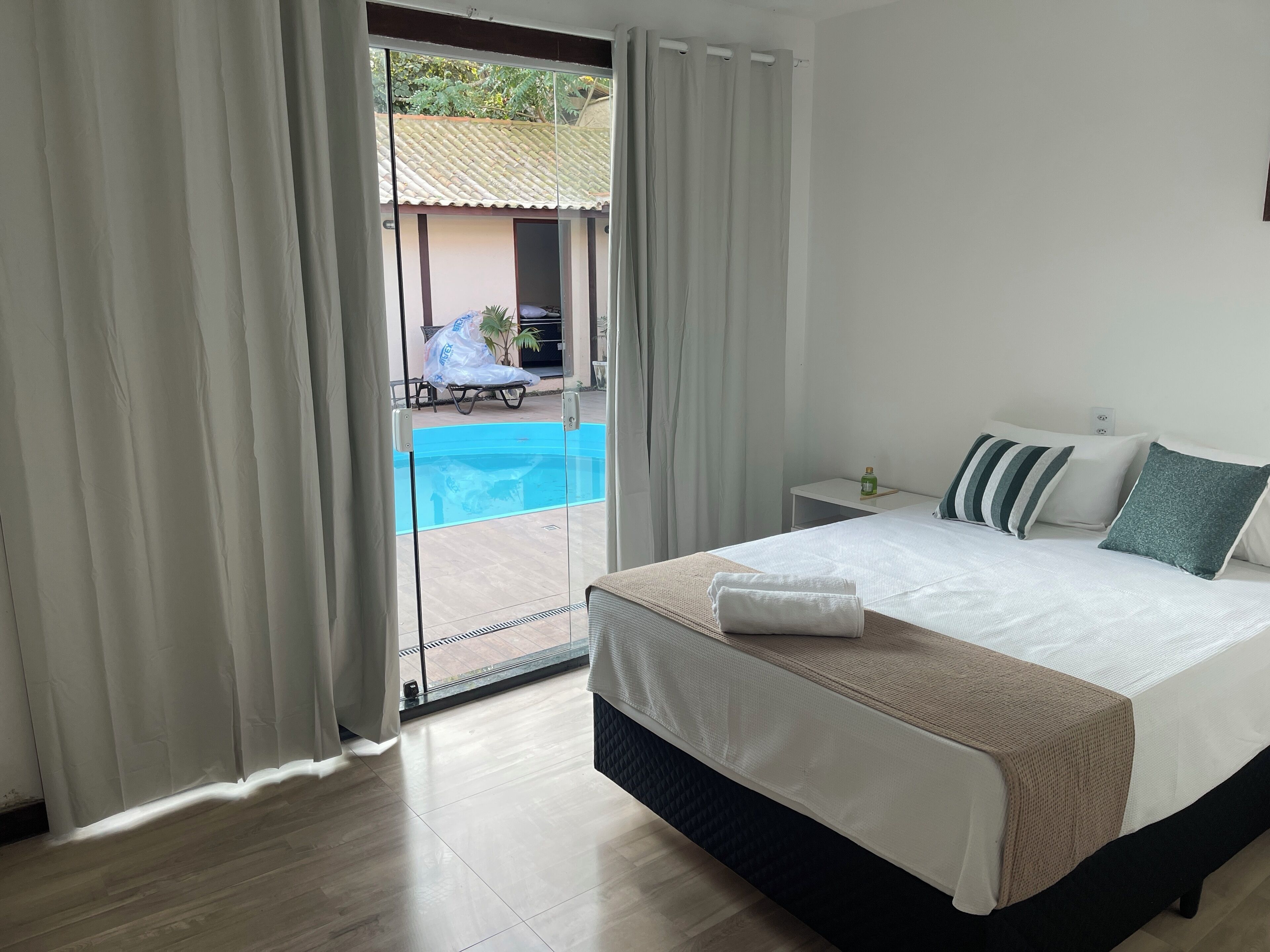 Quarto conforto, vista para a piscina | Wi-Fi de cortesia