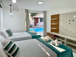 Comfort-herbergi fyrir fjóra - útsýni yfir sundlaug | Ókeypis þráðlaus nettenging