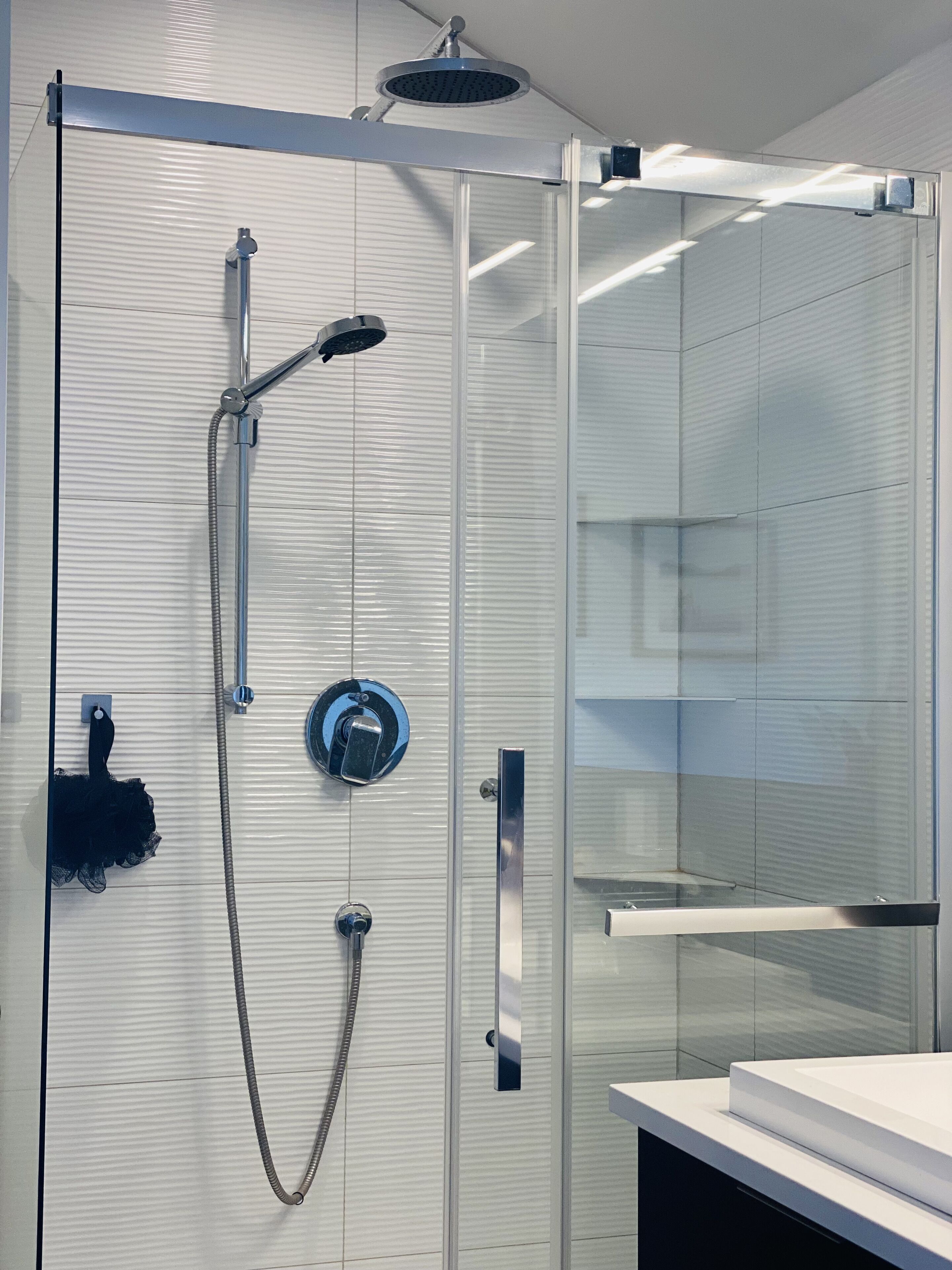 Douche, sèche-cheveux, serviettes fournies, savon
