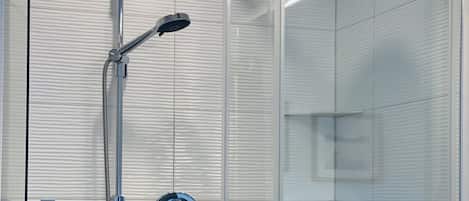 Douche, sĂšche-cheveux, serviettes fournies, savon