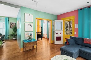 Smart TV, offices, printers - Whimsical Artist’s Retreat | Heated Pool + Backyard Oasis (San Diego)