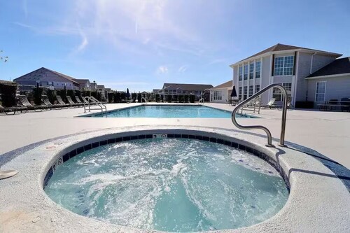 2 bedroom and 2 bath condo located 4.5 miles from Gulf Shores Beach.
