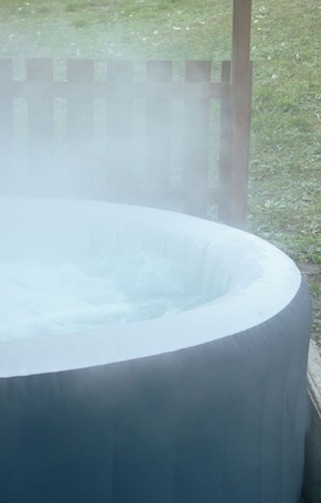 Outdoor spa tub. Le Poulailler de Montgilbert