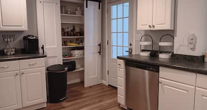 Bright, relaxing 2-story built in 1843, with WiFi & smart TVs in charming Dalton