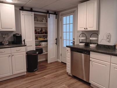 Bright, relaxing 2-story built in 1843, with WiFi & smart TVs in charming Dalton