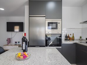 Een koelkast, een magnetron, een oven, een koffiezetapparaat/waterkoker