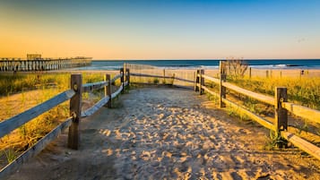 Chaises longues, serviettes de plage