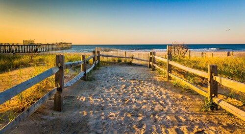Beautifully Updated, 3BR 2BA Elegant Coastal Getaway, Walk to the beach! 🐚