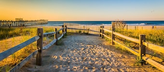 Beautifully Updated, 3BR 2BA Elegant Coastal Getaway, Walk to the beach! 🐚