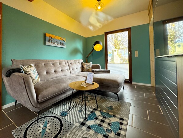 Smart-TV, Videospiele, Tischfußball, Bücher