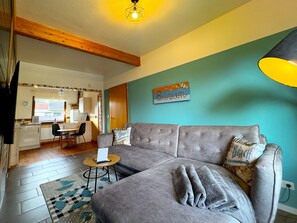 Smart-TV, Videospiele, Tischfußball, Bücher