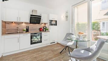 Kühlschrank, Mikrowelle, Ofen, Herdplatte