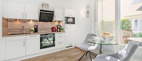 Kühlschrank, Mikrowelle, Ofen, Herdplatte