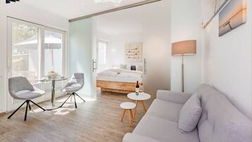 Fernseher, Tischtennisplatte, Stereoanlage