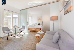 TV, mesa de pingue-pongue, aparelho de som