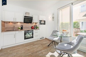 Fridge, microwave, oven, stovetop - Kleines Kuschelnest - Cozy vacation apartment with terrace & lagoon view - quiet (Kamminke)