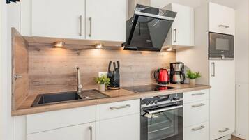 Een koelkast, een microgolfoven, een oven, een kookplaat