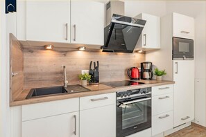 Réfrigérateur, four à micro-ondes, un four, surface de cuisson