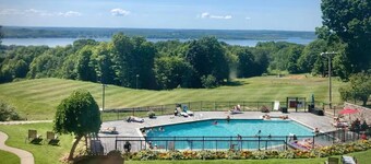 Cozy, Newly Renovated Fountain View Unit at The Legends