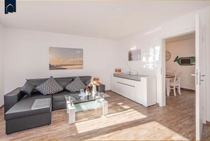 Una televisión, una mesa de tenis de mesa