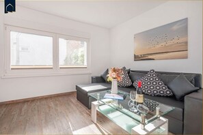 Una televisión, una mesa de tenis de mesa