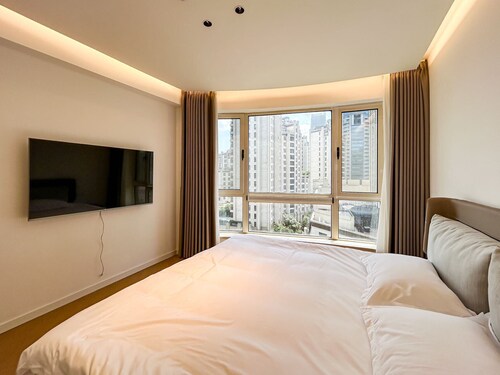 Brand new B&B People's Square enjoys the Bund's beautiful view