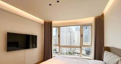 Brand new B&B People's Square enjoys the Bund's beautiful view