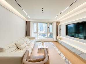Smart TV - Brand new B&B People's Square enjoys the Bund's beautiful view (Shang Hai Shi)
