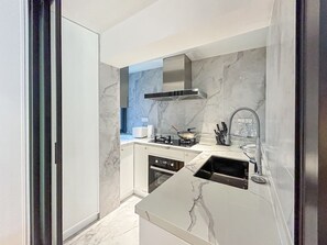 Réfrigérateur, micro-ondes, lave-vaisselle, bouilloire électrique