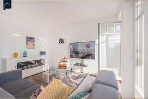 Fernseher, Videospiele, Tischtennisplatte, Stereoanlage