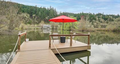 Private Pond & Dock! Cozy Cabin in Southern Oregon