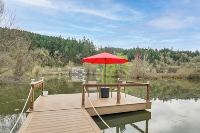 Private Pond & Dock! Cozy Cabin in Southern Oregon
