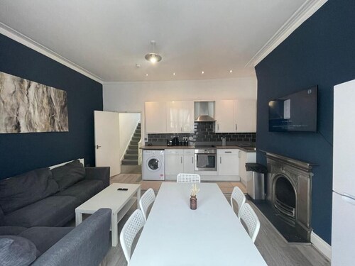 Central Hove 5 Bedroom Flat BN332AWES