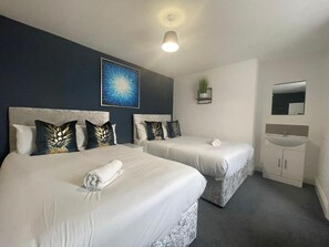 5 slaapkamers, een strijkplank/strijkijzer, gratis wifi, beddengoed