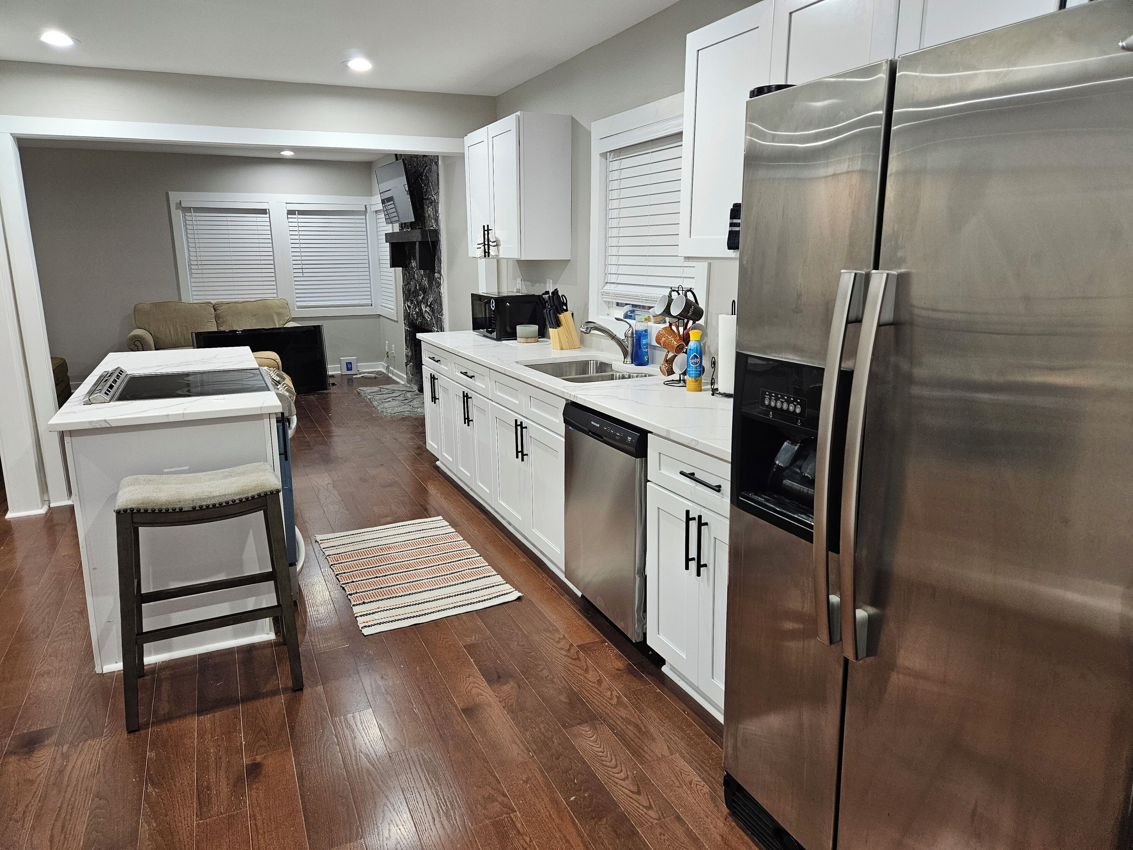 Frigorifero, microonde, forno, piano cottura