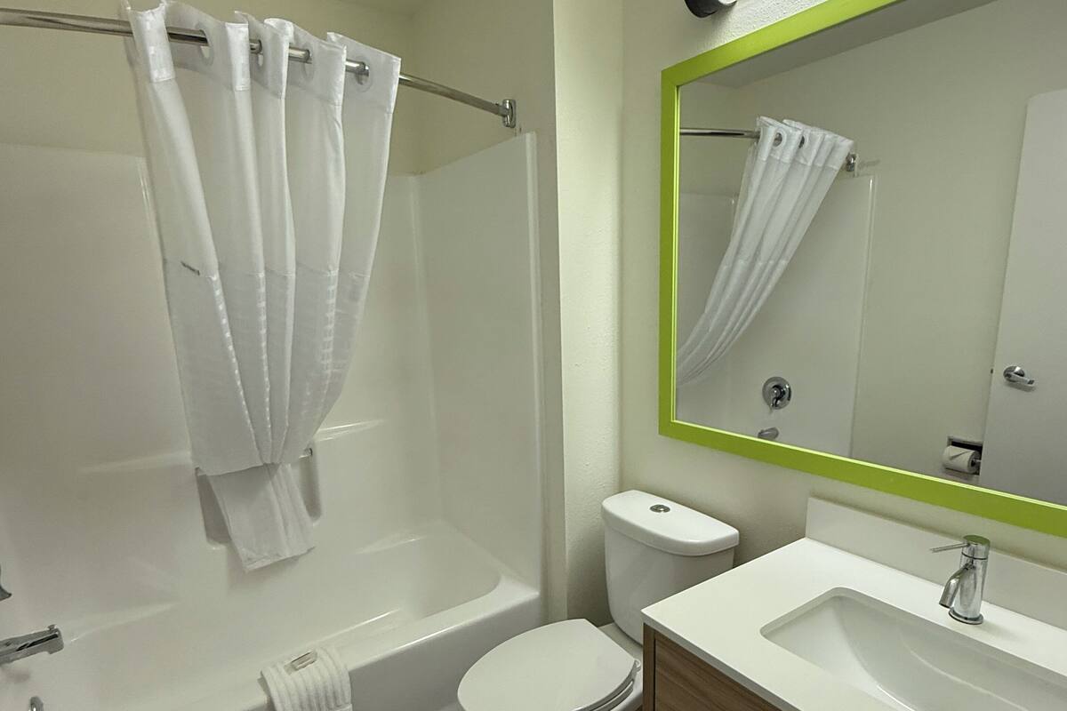 Baignoire, sĂšche-cheveux, serviettes fournies, savon