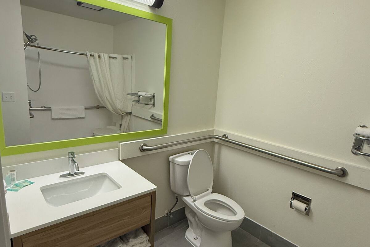 Chambre, 1 trÚs grand lit, accessible aux personnes à mobilité réduite, non-fumeurs | Salle de bain | Baignoire, sÚche-cheveux, serviettes fournies, savon