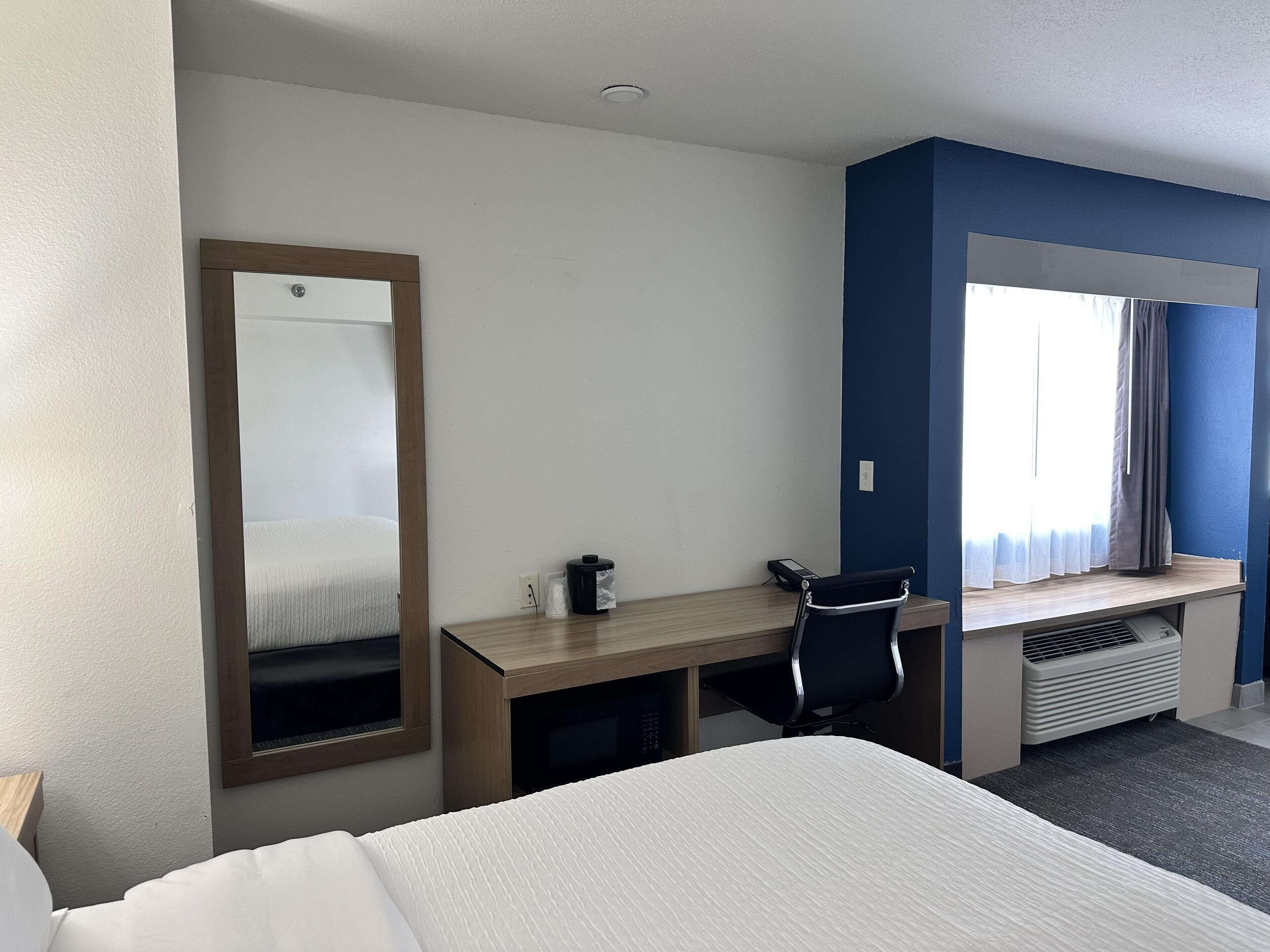 Standard Room, 1 King Bed, Non Smoking, Jetted Tub | Desk, laptop workspace, blackout curtains, iron/ironing board