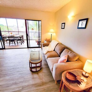 Condo, 1 cama Queen size y sofá cama (Kona Plaza#411) | Área de sala de estar