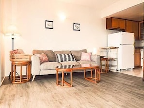 Condo, 1 cama Queen size y sofá cama (Kona Plaza#411) | Área de sala de estar