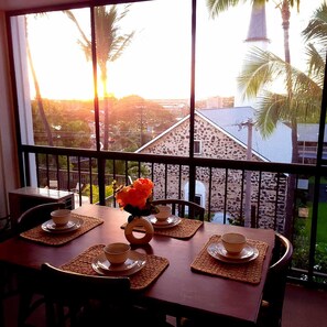 公寓客房, 1 張加大雙人床和 1 張沙發床 (Kona Plaza#411) | 用餐區