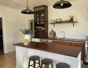 Micro-ondes, four, plaque de cuisson, lave-vaisselle