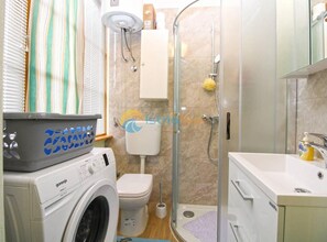 Shower, hair dryer, towels - Apartments Lea - Two Bedroom Apartment (Paolo) (Pula)