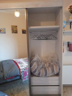 2 bedrooms, desk, iron/ironing board, free WiFi