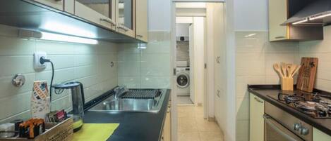 Fridge, oven, stovetop, dishwasher