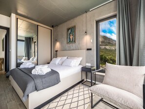 3 bedrooms, in-room safe, iron/ironing board, free WiFi
