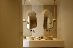 Doccia, asciugamani, sapone, shampoo