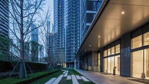 A modern building with a glass facade, a paved walkway, and a well-maintained lawn. - Eastern Hub - Brand New Apartment, Walk to People Square, Bund, Yuyuan Garden (Shanghai,)